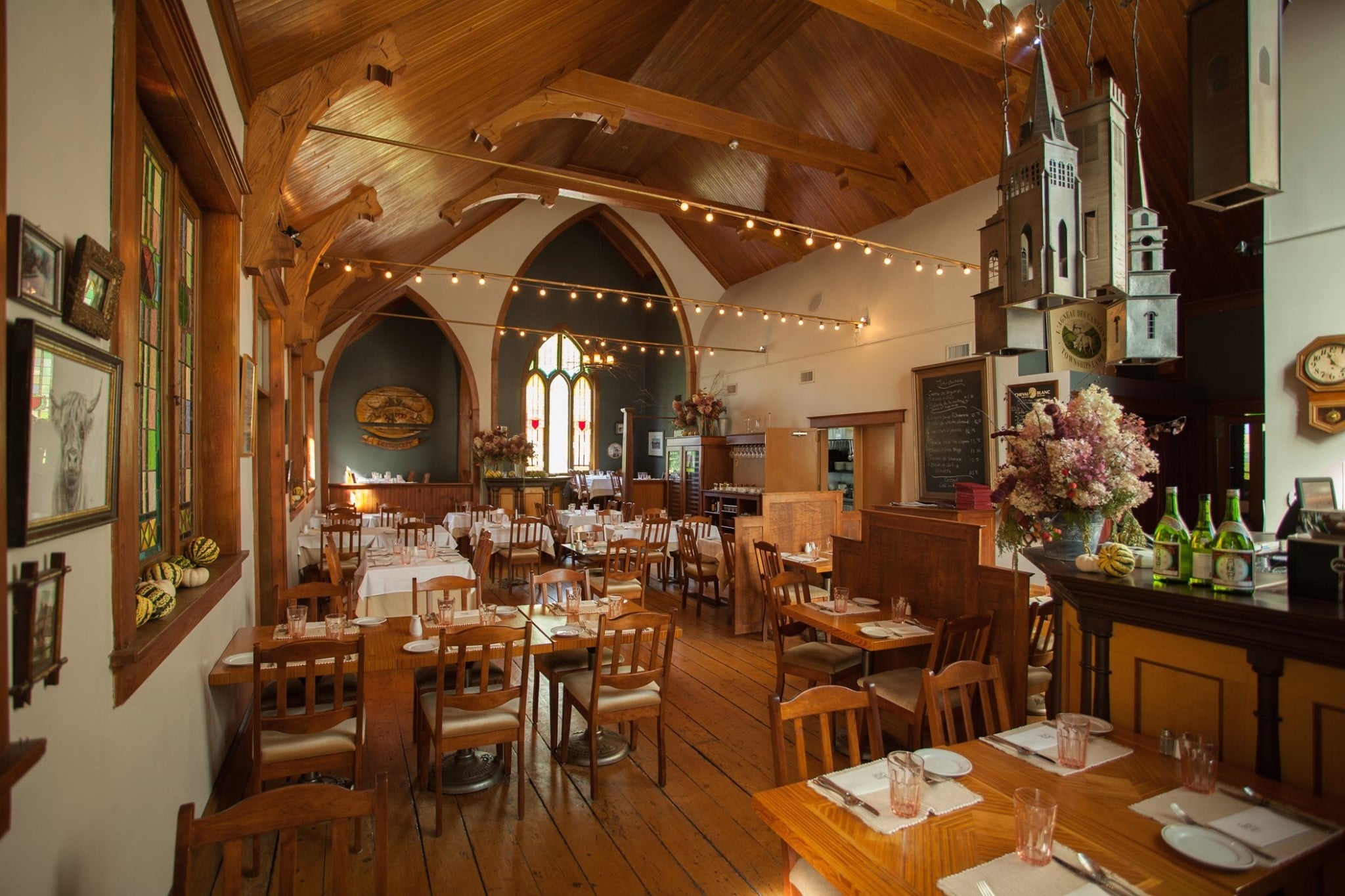 Salle du restaurant Le Temps des Cerises dans l’ancienne église