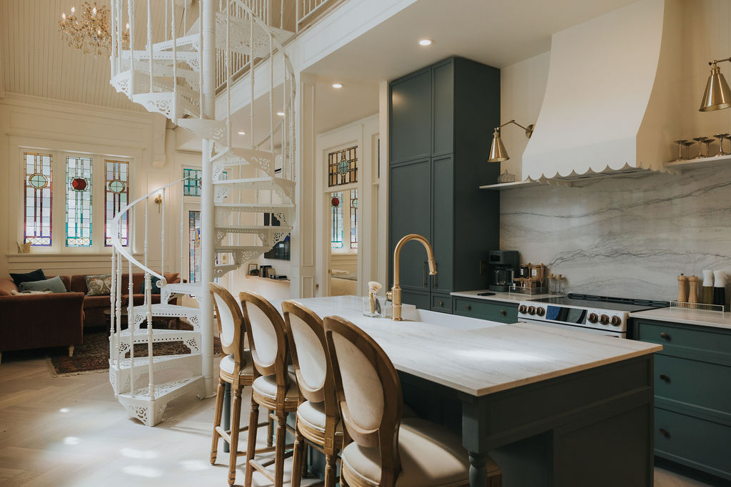 Cuisine ouverte et escalier blanc du Château