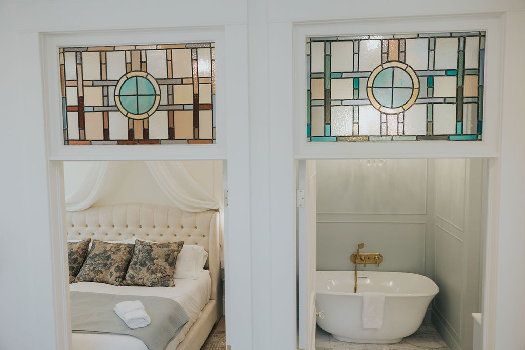 Vitraux au-dessus des portes d’une chambre et d’un bain