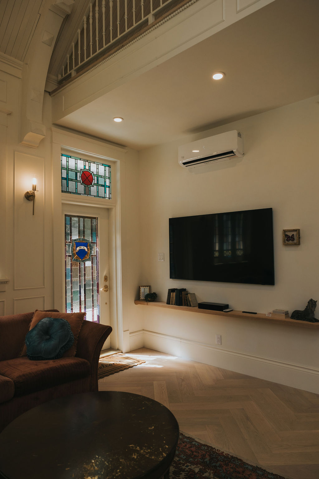 Salon avec télévision et porte vitrée