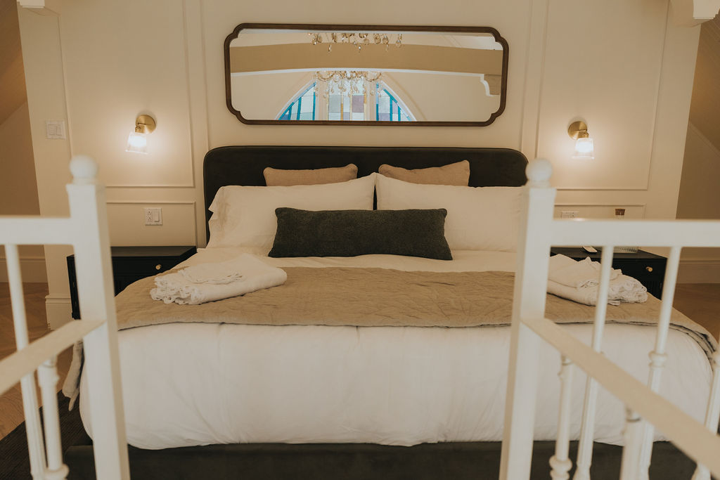 Chambre avec lit King et miroir ancien