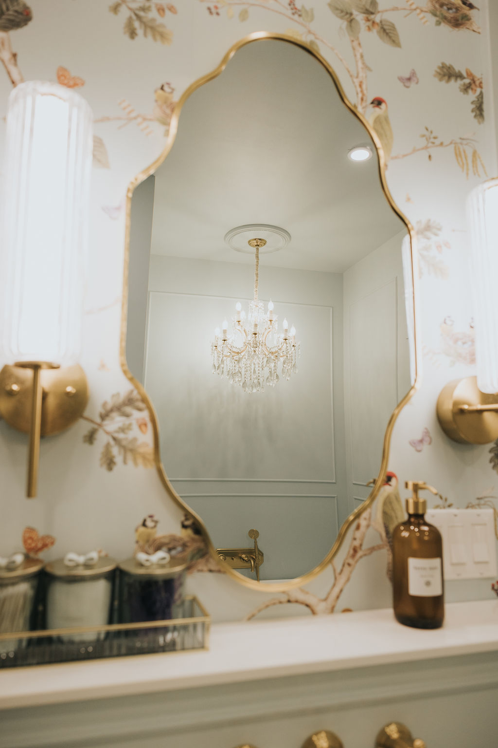 Miroir doré dans une salle de bain aux tons doux