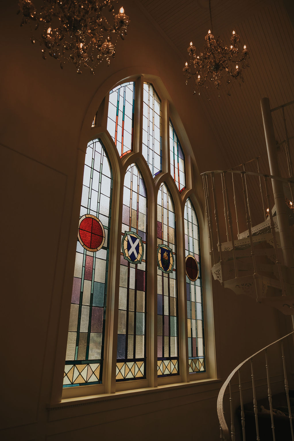 Vitraux du Château éclairés à la tombée du jour