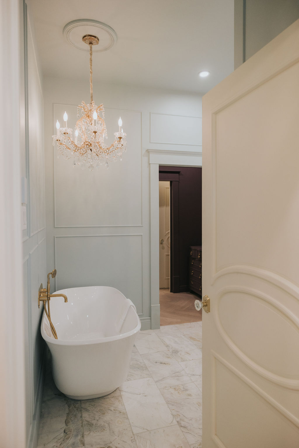 Baignoire vue depuis la porte de la salle de bain