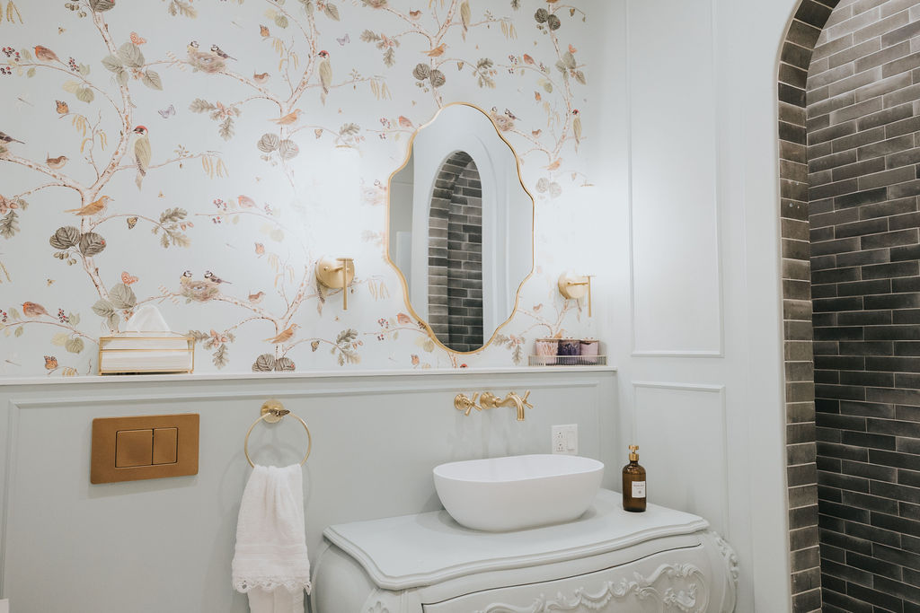 Salle de bain avec papier peint floral et douche sombre