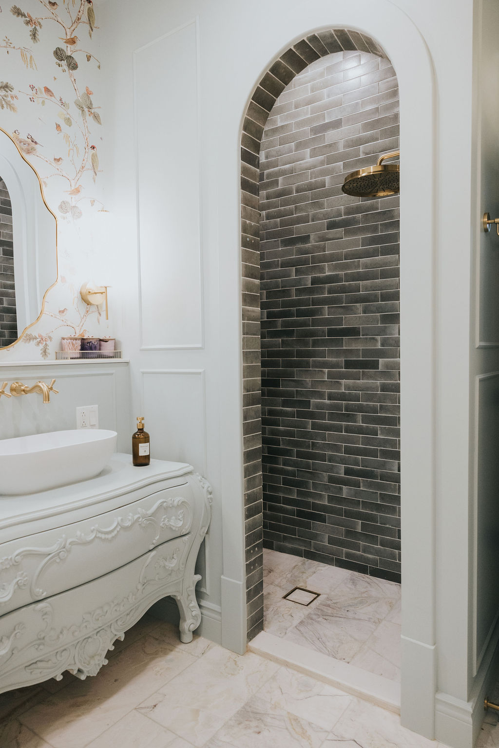 Douche noire et vasque ancienne dans la salle de bain