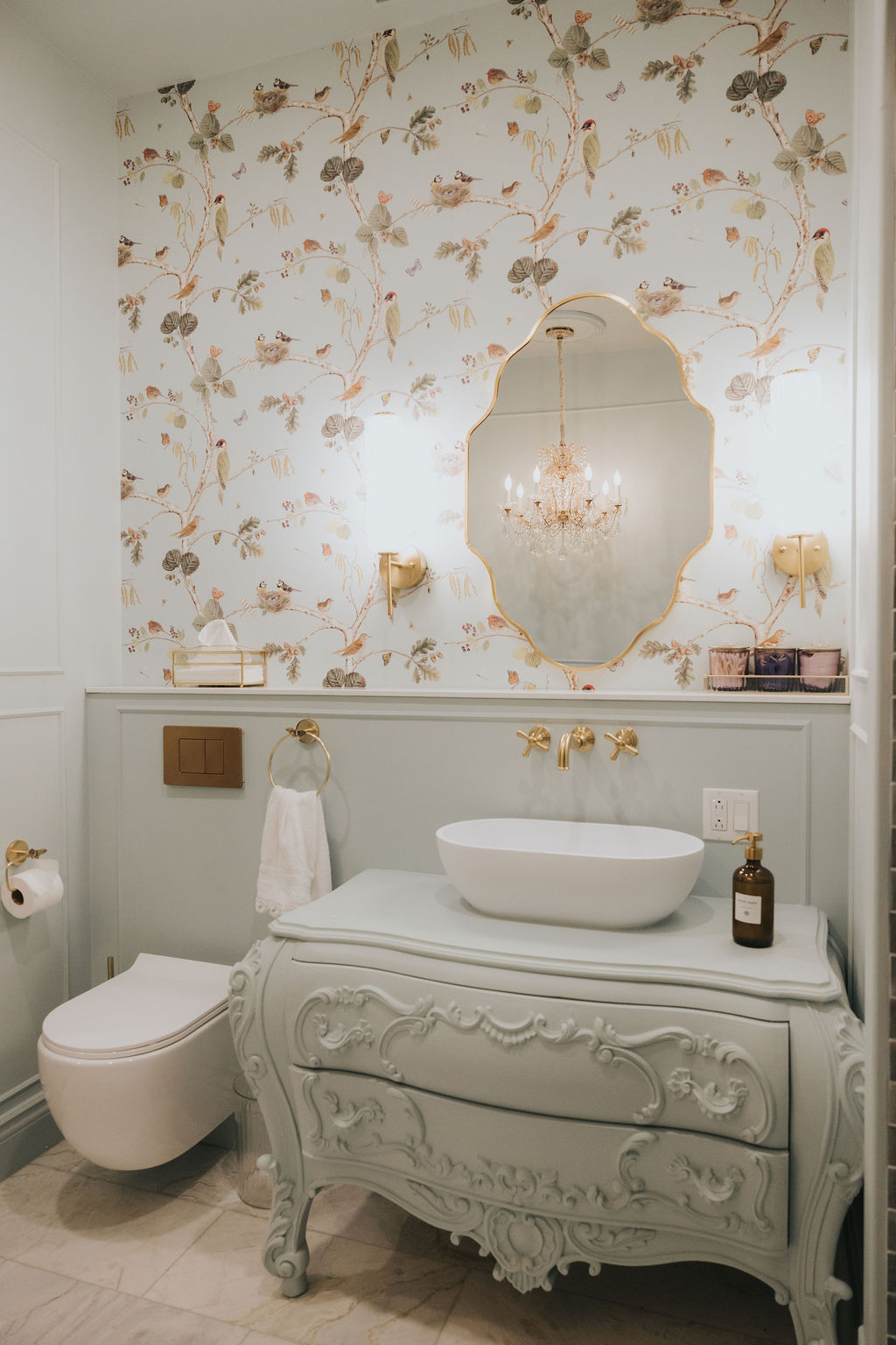 Salle de bain avec papier peint aux oiseaux et vasque