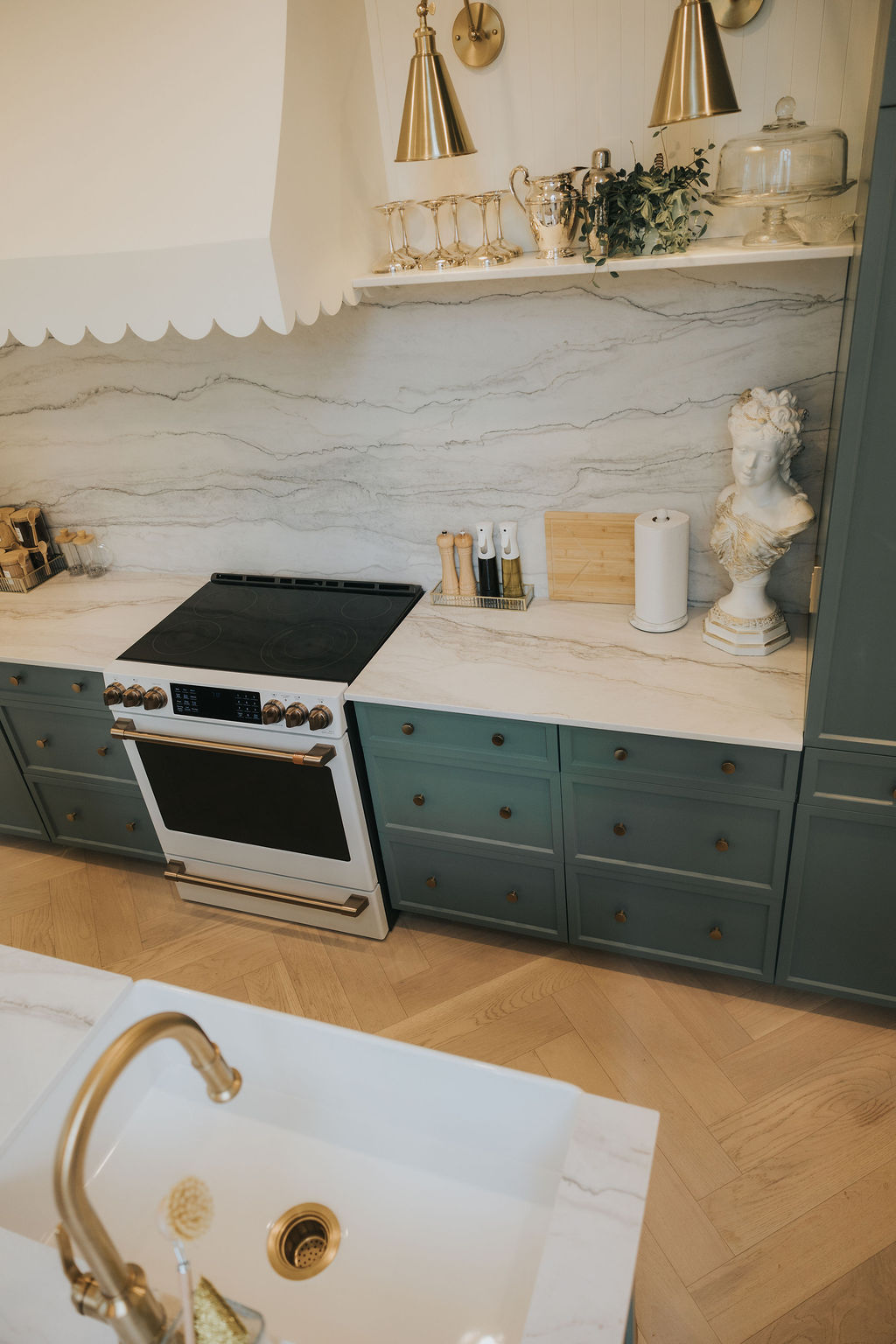 Détail de la cuisinière et du plan de travail