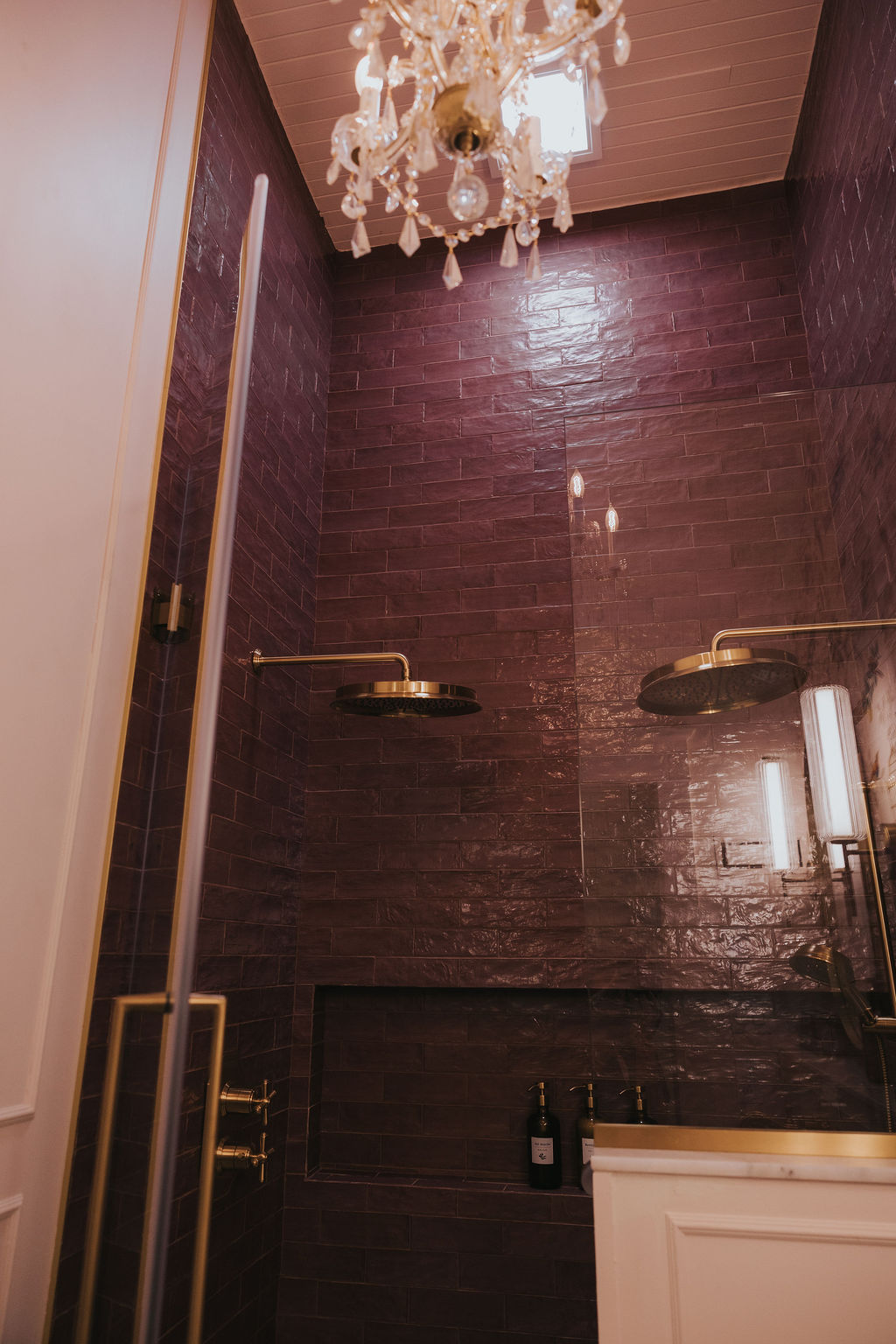 Douche en carreaux prune avec deux pommeaux