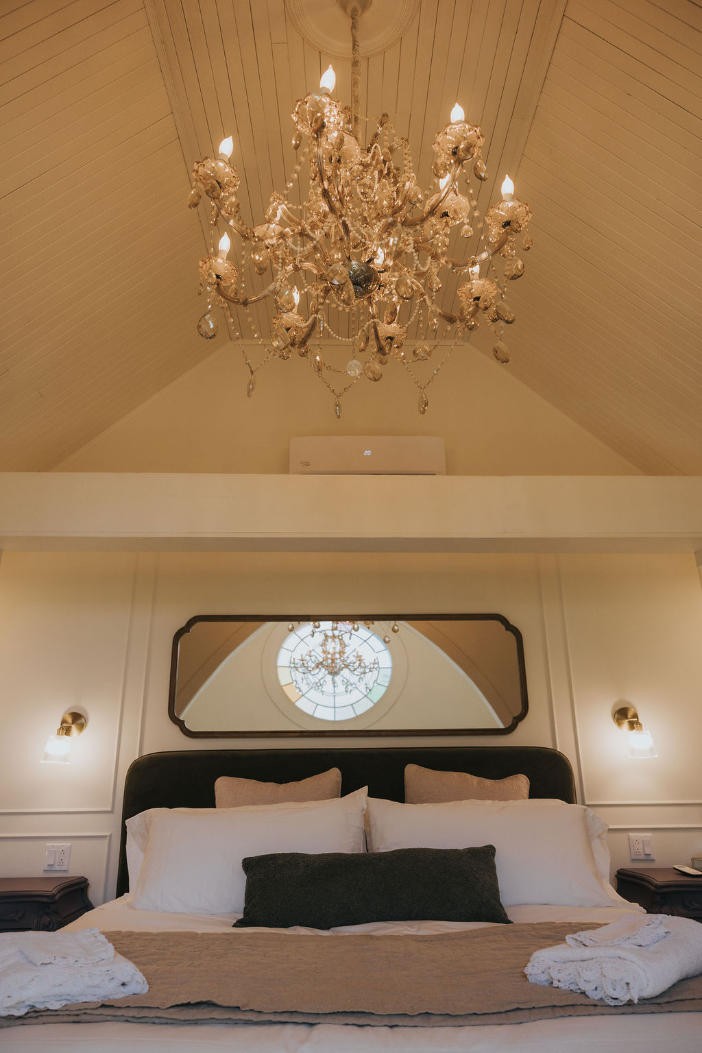 Lit King et lustre dans une chambre