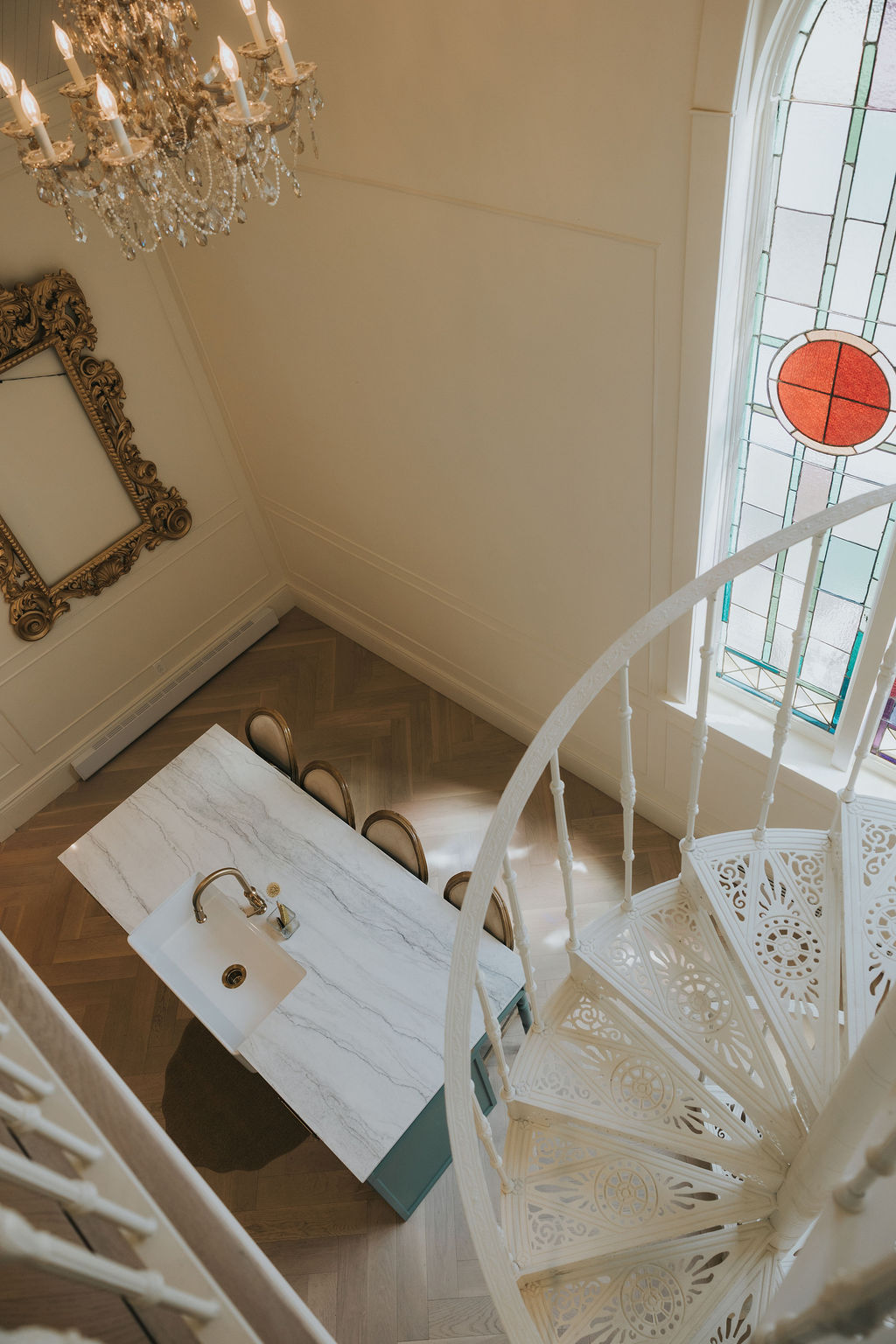 Vue plongeante sur l’escalier et la cuisine
