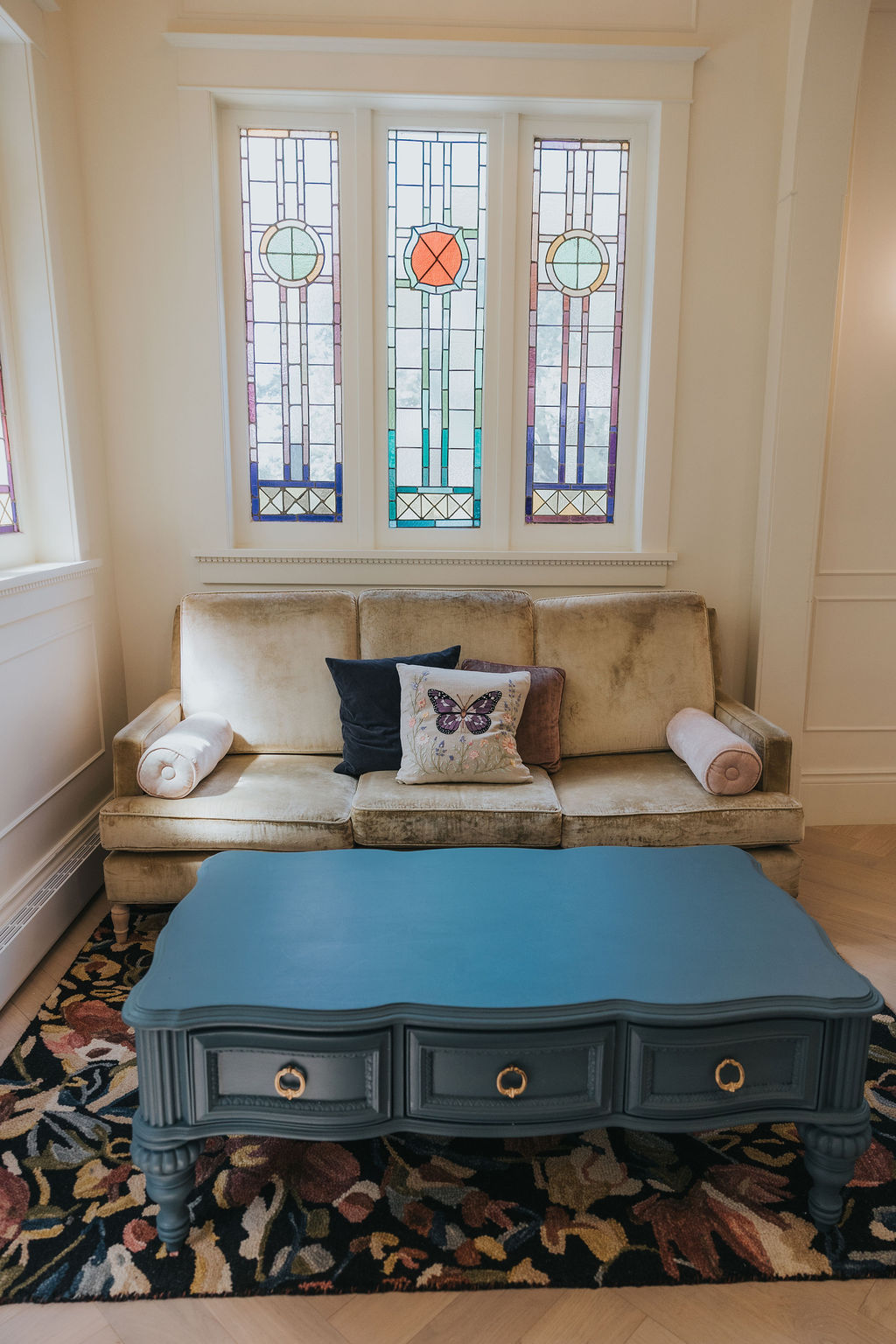 Salon lumineux avec table basse bleue