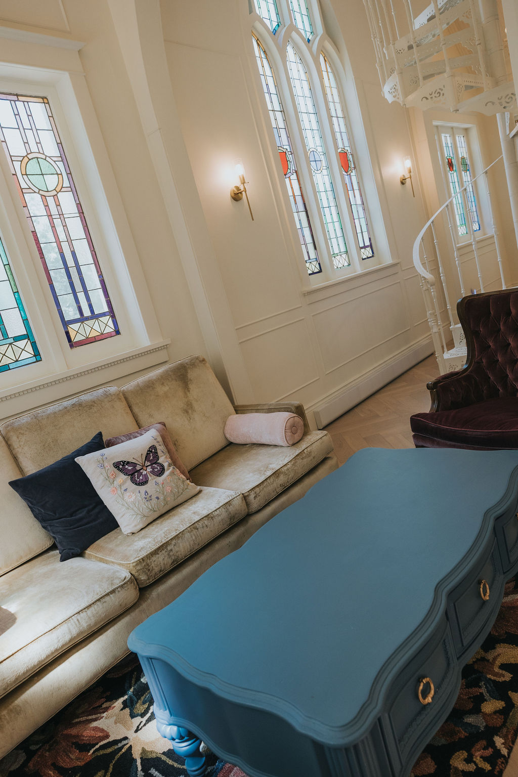 Table basse bleue et fauteuil dans le salon