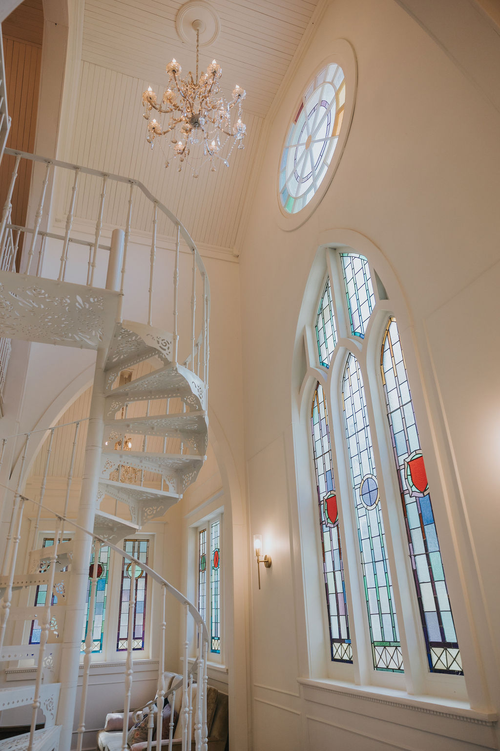 Escalier et vitraux dans la lumière du jour