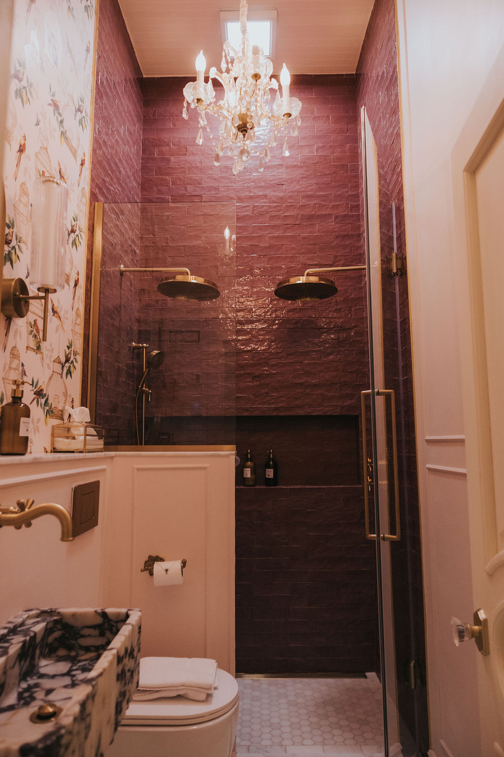 Salle de bain prune avec grande douche vitrée